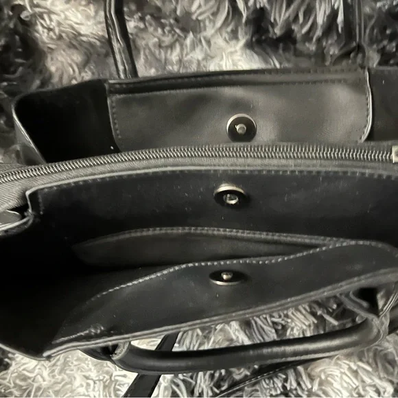 Almost Like New: Black Handbag With Arm Strap Zipper Button Style - Picture 3 of 9